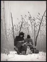 1963 Fehérváry Ferenc: Nádvágók a Balatonon, sajtófotó, feliratozva, 12x9 cm.