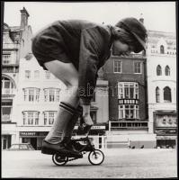 cca 1970-1980 A világ legkisebb kerékpárja, 17x16 cm.