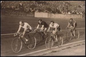 1927 Pobuda Alfréd: Kerékpáros sprintbajnokság döntője Budapesten, vintage fotó, pecsételve, bal felső sarka kicsit sérült, 11x16 cm.
