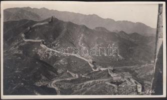 1922 A kínai fal látképe, Pekingtől 14 mérföldnyire, fotó hátoldalán felirattal, 8x14 cm.