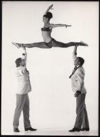 cca 1960-1970 Herczeg Ferenc: Műtermi fotó akrobatákról, 13x18 cm.