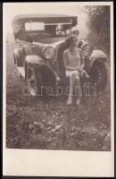 1920-1930 Nő autóval, levelezőlapként használható fotó, 8x13 cm.