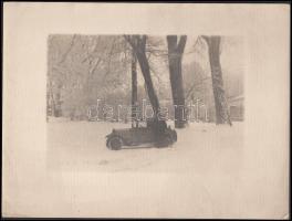 1920-1930 Dr. Kovács Emil: A János hegyen, vintage fotó, művészfólián keresztül exponálva, hátoldalán felirattal, fotóméret 11x16 cm, papírméret 17x23 cm.