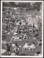 cca 1930-1940 Élet a strandon, 24x18 cm.