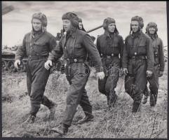 cca 1950 Orosz tank legénysége, hátoldalán felirattal, 20x24 cm.