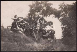 1930 Vajda fotó: vintage kép Szentpál Olga tánccsoportjáról, feliratozva, Szentpál Olga hagyatékéból, 11x16 cm.