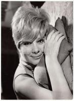 cca 1960-1970 Kotnyek Antal (1921-1990): Felvételek Ruttkai Éva színésznőről, jelzetlen, a szerző hagyatékából, 1 db 18x24 cm-es és 18 db 6x6 cm-es kontakt fotó.