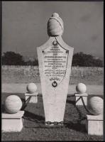 cca 1935-1944 Reich Péter Cornel vintage fotója az utolsó budai török helytartó, Abdurrahmán Abdi pasa síremlékéről, hátoldalán felirattal, pecséttel, 17x24 cm.