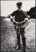 cca 1910-1920 Széchényi Zsigmond fiatal korában az első elejtett héjával, későbbi nagyítás, 28x19 cm.