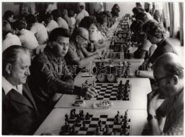 cca 1960-1970 Hajdú József: Sakkverseny a munkásszállón, 13x18 cm.