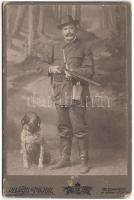 cca 1910-1920 Rasem Victor: Vadász és kutyája, műtermi fotó, a kabinet fotó hátoldalán szép reklámgrafika, 10x16 cm.