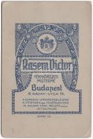 cca 1910-1920 Rasem Victor: Vadász és kutyája, műtermi fotó, a kabinet fotó hátoldalán szép reklámgr...