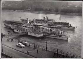 1959 Tiszavölgyi József: Dunai sétahajók, vintage fotó, pecsételve, 13x18 cm.