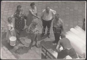 cca 1950-1960 Tiszavölgyi József:Itt a jeges ember, budapesti életkép, vintage fotó, pecséttel jelzett, 6x9 cm.