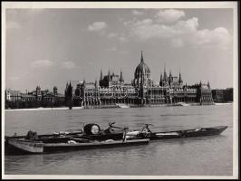 cca 1960 Zöldár a Dunán, a Parlament áradáskor, 18x24 cm.