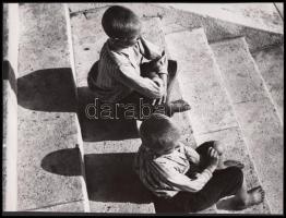 cca 1930-1940 Reich Péter Cornel: Pesti srácok a Duna parton, vintage fotóművészeti alkotás, hátoldalán pecséttel jelzett, 17x23 cm.