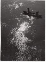 cca 1930-1940 Reich Péter Cornel: Halászok a Dunán, vintage fotóművészeti alkotás, hátoldalán pecséttel jelzett, 13x18 cm.