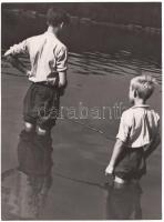 cca 1930-1940 Reich Péter Cornel: Pecások, vintage vintage szociofotó, hátoldalán pecséttel jelzett, 23x17 cm.