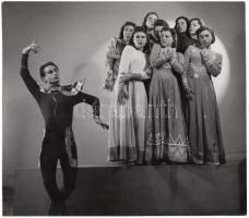 cca 1930-1940 Leichtner Erzsébet vintage fotója a Szentpál Olga tánccsoportról, pecséttel jelezve, 17x20 cm.