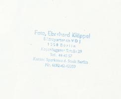 cca 1950-1960 Eberhard Klöppel (Berlin): Katonák a gyakorlótéren, pecséttel jelezve, 18x20 cm/
soldi...