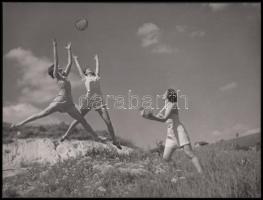 1936 Szőllősy Kálmán (1887-1976): Labdadobálás; vintage fotóművészeti alkotás, Szentpál Olga mozgásművészeti iskola növendékeiről, a labdán retusált javítások, hátoldalán pecséttel, 18x24 cm.