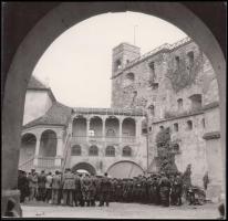 cca 1950-1955 Katonák az Aggteleki-cseppkőbarlangban és a sárospataki várban, 18x17 cm.