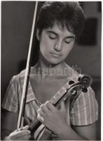 cca 1930-1940 Szőllősy Kálmán (1887-1976): Zenei áhítat; vintage portré, pecséttel jelzett, 12x17 cm.