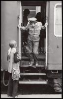 1975 Benkő Imre: Búcsúzkodás; jelzetlen, bemutatva a Magyarország ma című fotókiállításon 1915-ben, a Magyar Munkásmozgalmi Múzeumban, 15x23 cm.