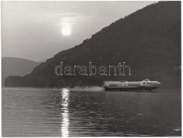 1975 Czeizing Lajos (1922-1985): A Dunán; jelzetlen, bemutatva a Magyarország ma című fotókiállításaon 1975-ben, a Magyar Munkásmozgalmi Múzeumban; 18x24 cm.