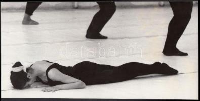 1975 Keleti Éva: Balettpróba, jelzetlen, bemutatva a Magyarország ma című fotókiállításon 1975-ben, a Magyar Munkásmozgalmi Múzeumban, 11x23 cm.