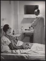 1959 A csepeli munkásszálló gyengélkedő szobájában, hátoldalán feliratozva, 24x18 cm.