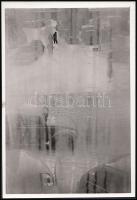 cca 1970-1980 Város télen, ismeretlen szerző fotóművészeti alkotása, 21x14 cm.