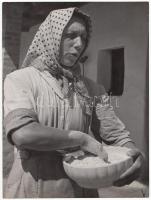 cca 1950-1960  Kotnyek Antal(1921-1990): Készül a pogácsa Kertán, vintage, szocreál fotó, jelzetlen, a szerző hagyatékából, 24x18 cm.