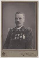 cca 1900 Ernst Fierz (Fierz Ernő) a Délvidék legnagyobb borkereskedőjének fényképe, rajta céllövő érmekkel. Hátoldalán rövid élettörténet tollal / Photo of the biggest wine-merchant Erns Fierz. With shooting medals. On the back small life story 12x18 cm