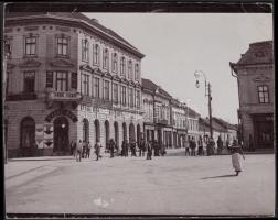 cca 1890 Versec Székház utca, gyógyszertárral fotó / cca 1890 Versec Residenzgasse with pharmacy 13x16 cm