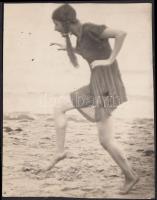 cca 1920-1930 Ismeretlen szerző felvétele Szentpál Olga mozgásművészeti csoport egyik növendékéről, Szentpál Olga hagyatékából, 11x9 cm.