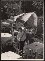 1939 Gaál Margit: Pincér napernyővel; vintage fotóművészeti alkotás, jelzetlen, 24x17 cm.