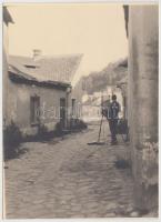 cca 1930 Fotós a Tabán utcáin 13x17 cm