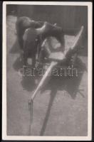 cca 1930-1940 Csík Ferenc(1894-1984): A fogat pihenőben, lágyító előtéttel készült vintage fotóművészeti alkotás, jelzetlen, a szerző hagyatékából, 9x13 cm.