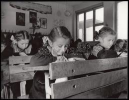 cca 1950 Botta Ferenc (1919-1968) vintage felvétele egy osztályteremről,  Sztálin, Rákosi, Lenin fotójával és jelmondattal: „Sztálin a világ dolgozóinak nagy vezére”, jelzetlen, a szerző hagyatékából, 18x23 cm.