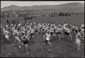 cca 1950-1960 Bojár Sándor (1914-2000) vintage fotója mezei futóversenyről, pecséttel jelzett, a Képes Sport archívumából, 12x17 cm.