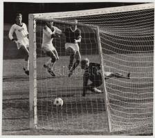 cca 1970-1980 Zsigri Oszkár: Gól! vintage fotóművészeti alkotás, jelzetlen, a szerző hagyatékából, 17x20 cm.