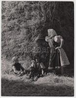 cca 1930-1940 Osoha László: Aratás után, vintage fotóművészeti alkotás, jelzetlen, a szerző hagyatékából, 23x18 cm.