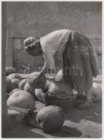 cca 1930-1940 Osoha László: Piaci jelenet, vintage fotóművészeti alkotás, sarkán hajtás nyoma, pecséttel jelzett, 23x17 cm.