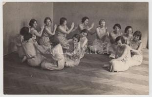 cca 1930-1940  Mozgásművészeti óra egy középiskolában, 9x13 cm.