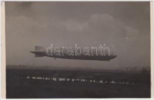 cca 1910-1920 Kerny István (1879-1963) vintage fotója egy zeppelinről, jelzetlen a szerző hagyatékából, 11x17 cm.