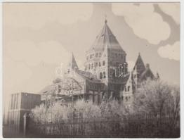 1914-1918 Kerny István (1879-1963) vintage fotója a szegedi fogadalmi templomról, melynek építése a világháború alatt szünetelt, feliratozott, jelzetlen, a szerző hagyatékából, 10x13 cm.