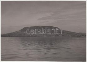 cca 1930-1940 Kerny István (1879-1963) vintage tájképe Badacsonyról, a Balaton felől, pecséttel jelzett, 12x17 cm.