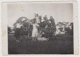 1934 Gőzgép nőkkel, hátoldalán pecséttel, kép sérült, foltos, 9x12 cm.