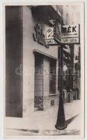 cca 1935 Fotó a budapesti Úri és fő utca sarkáról, kép középen töredezett, 10x17 cm.